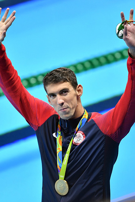 michael phelps waves during medal ceremony at rio olympics 2016 201608 1470809949